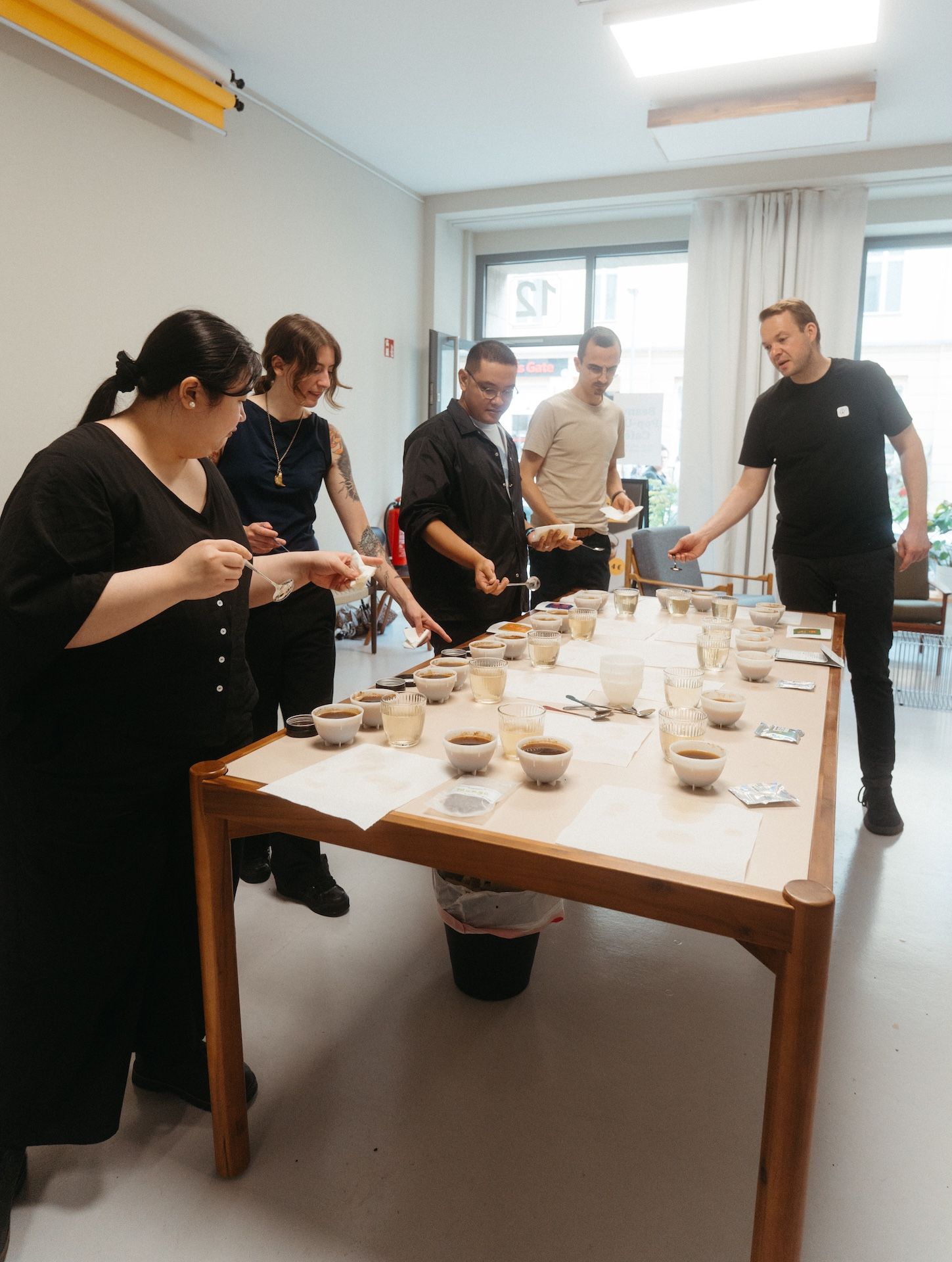 Teilnehmer bei einer von Experten geleiteten Kaffeeverkostung. Visionary Berlin organisierte Community-Events wie dieses, um die Beany-App in ein greifbares Markenerlebnis zu verwandeln.