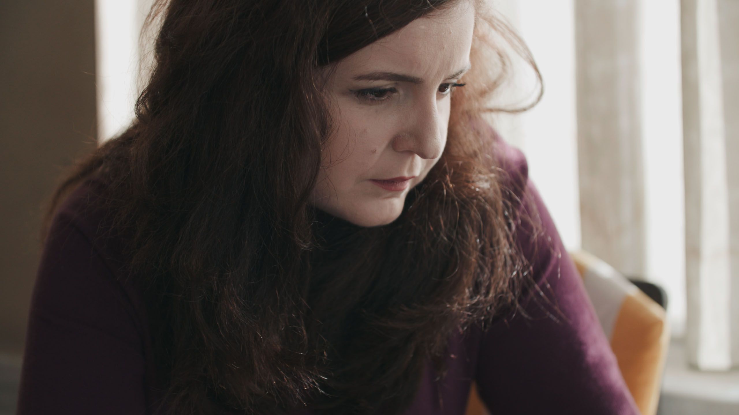 Eine intime, emotionale Nahaufnahme einer der Protagonistinnen des Films, die das persönliche Gewicht und die Entschlossenheit der Frauen einfängt, die weltweit Proteste anführen.