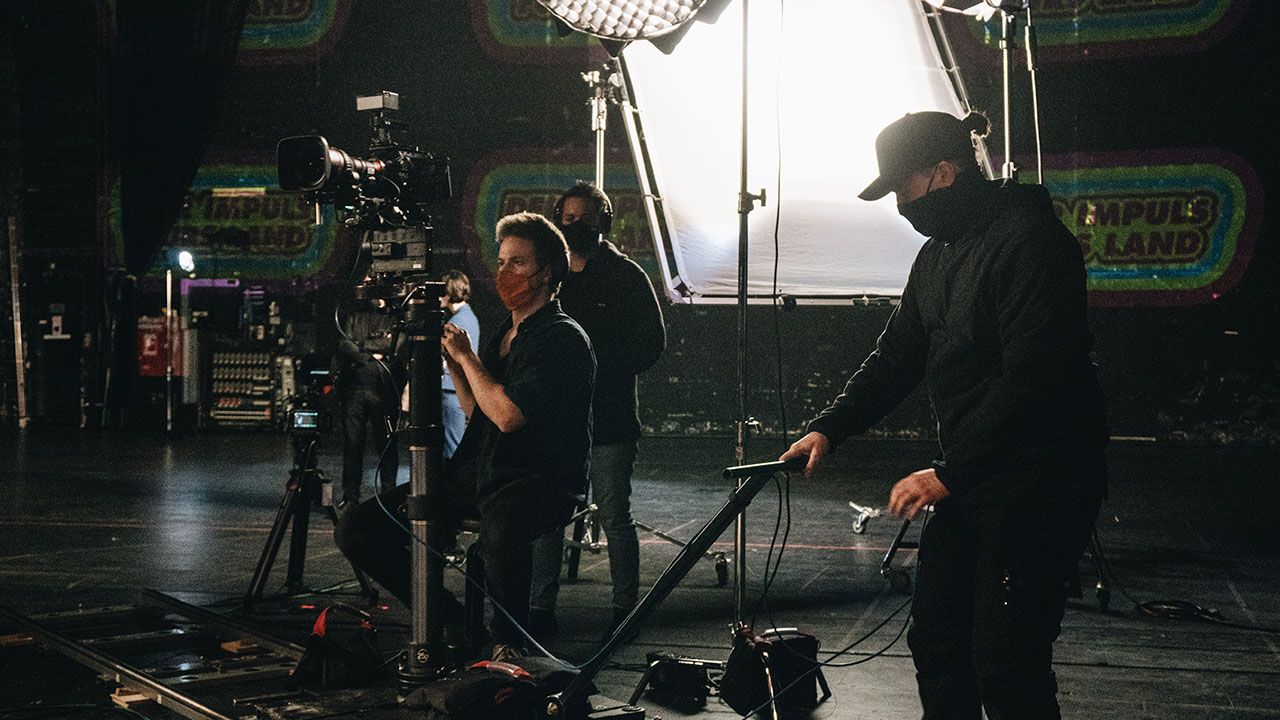 Ein Kamerateam von Visionary Berlin bedient eine Kamera auf einem Dolly, Teil der High-End-Produktion, um dynamische und kinoreife Aufnahmen für das FDP-Keynote-Event zu erstellen.