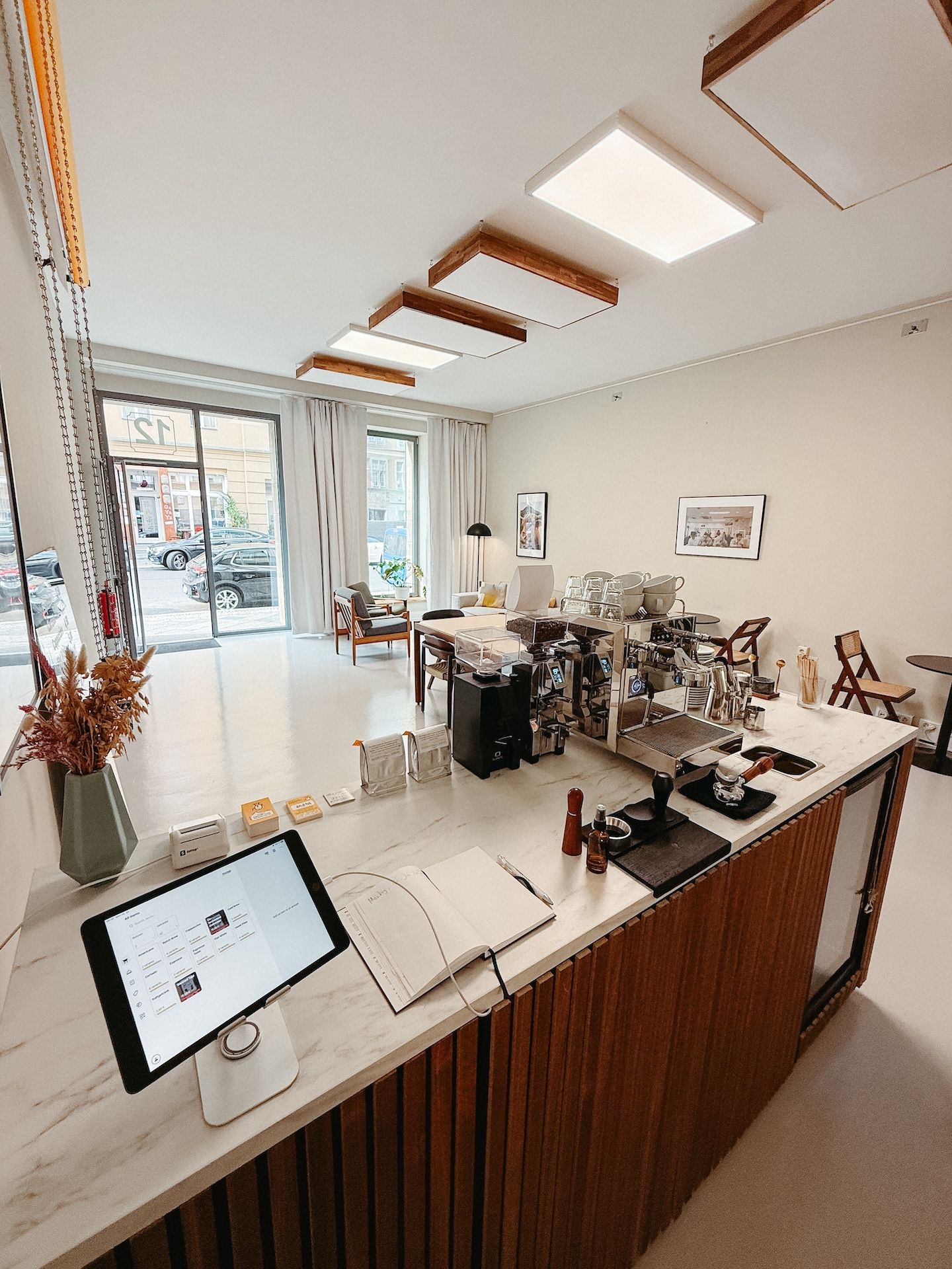 Das professionell ausgestattete Interieur des Beany Pop-Up Cafés, gestaltet von Visionary Berlin, um einen einladenden und markengerechten Raum für Gäste und Events zu schaffen.