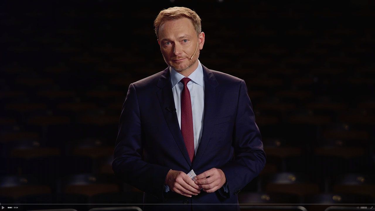 Eine Nahaufnahme von Christian Lindner in Sendequalität aus dem Dreikönigstreffen-Livestream 2021, die die kinoreife Produktionsqualität des Visionary Berlin-Teams demonstriert.