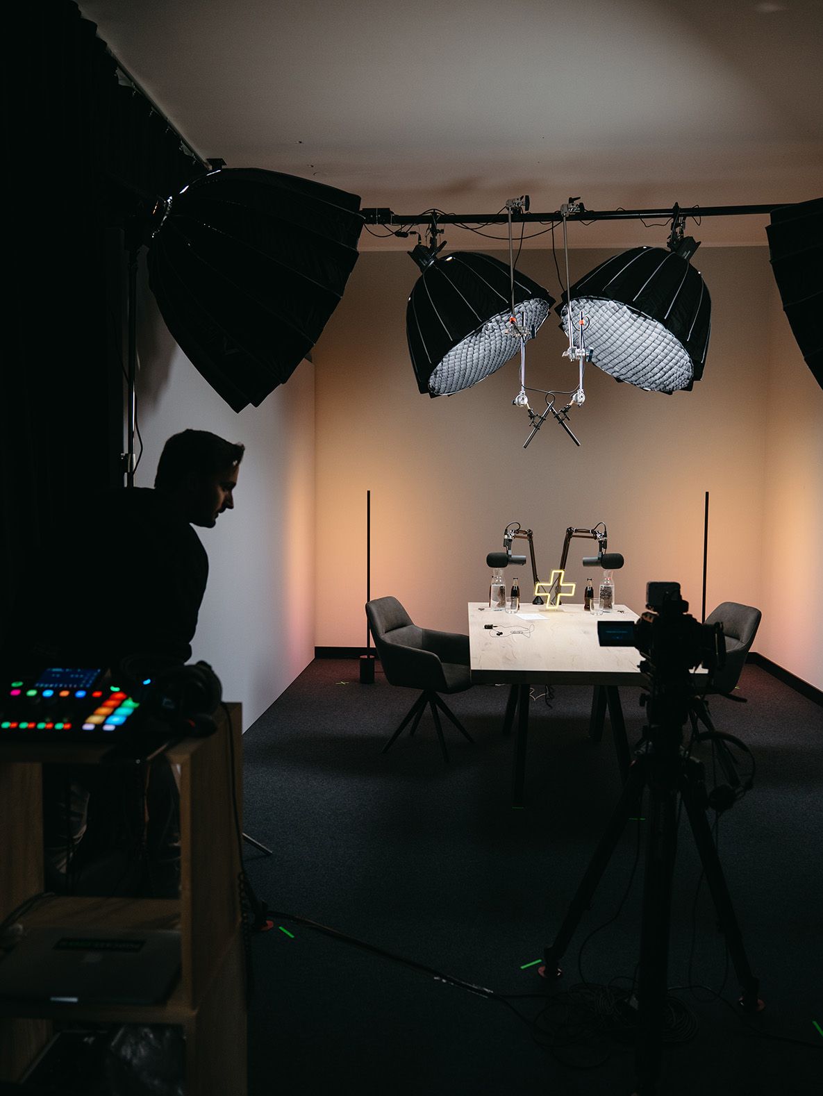 Eine Gesamtansicht des professionellen Studios für den 'CL+' Podcast, die die hochwertige Beleuchtung, die Kamera und die von Visionary Berlin betreute Regie zeigt.