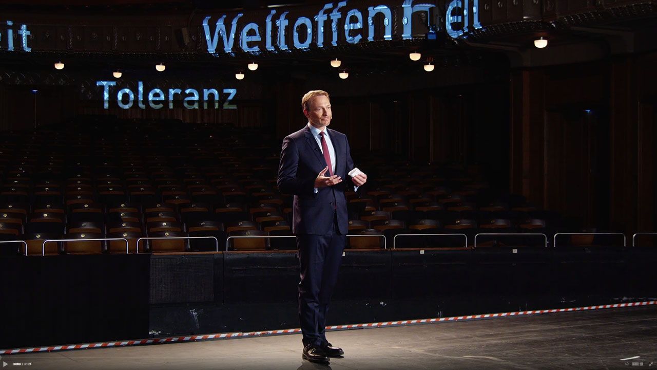 Ein hochwertiges Standbild aus dem FDP-Livestream, das Christian Lindner während seiner Rede zeigt, eine Produktion von Visionary Berlin mit erstklassiger Optik in Sendequalität.