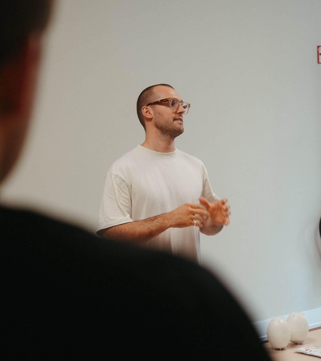 Community-Förderung durch Wissensaustausch. Dieses Bild zeigt einen Speaker bei einem Workshop im Beany Pop-Up Café, einem von Visionary Berlin konzipierten und produzierten Event.