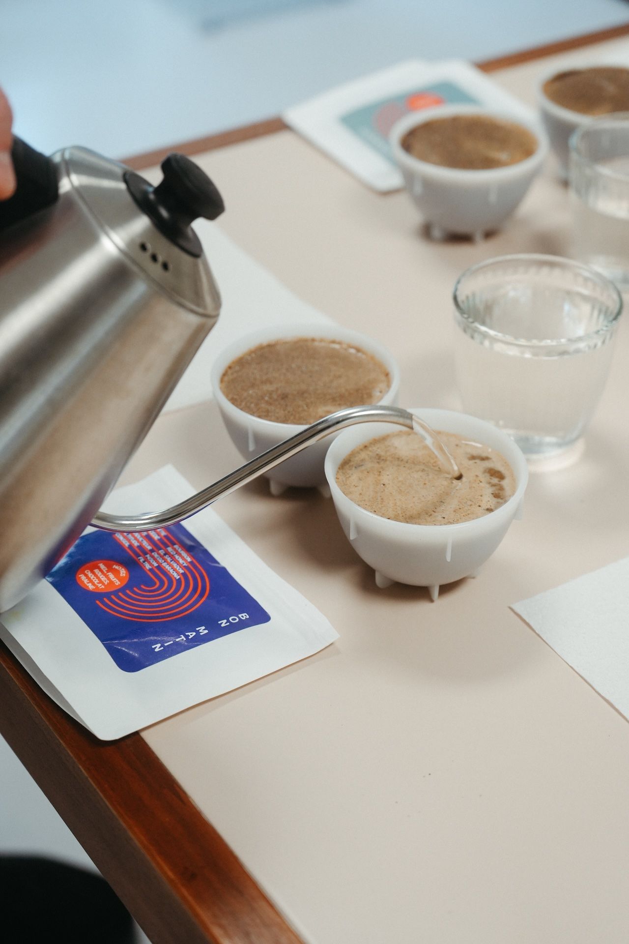 Eine Nahaufnahme eines professionellen Coffee Cuppings (Verkostung), eines der vielen interaktiven Erlebnisse, die im Beany Pop-Up Café angeboten wurden, um die Specialty-Coffee-Community einzubinden.