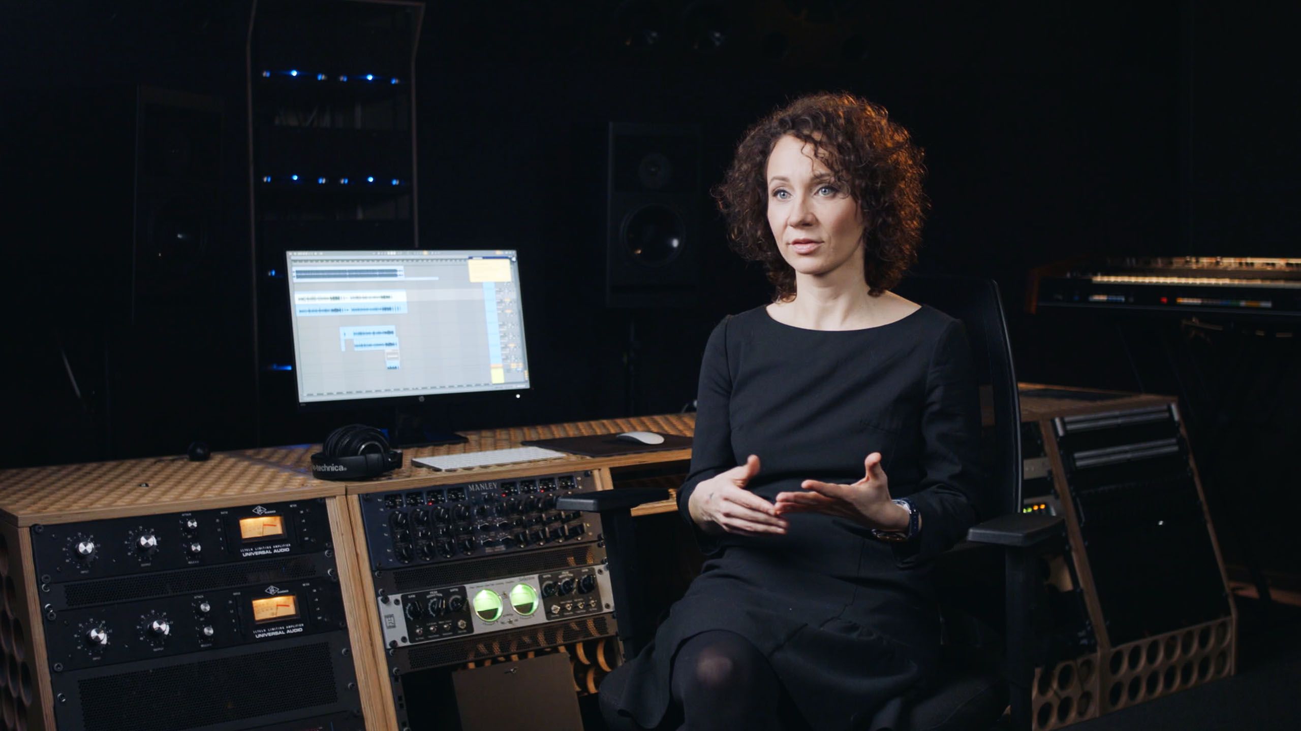 Eine Expertin oder Protagonistin wird für die Dokumentation „Women Leading Protests“ in einem professionellen Studio interviewt und liefert eine Analyse zur Rolle von Frauen in globalen demokratischen Bewegungen.