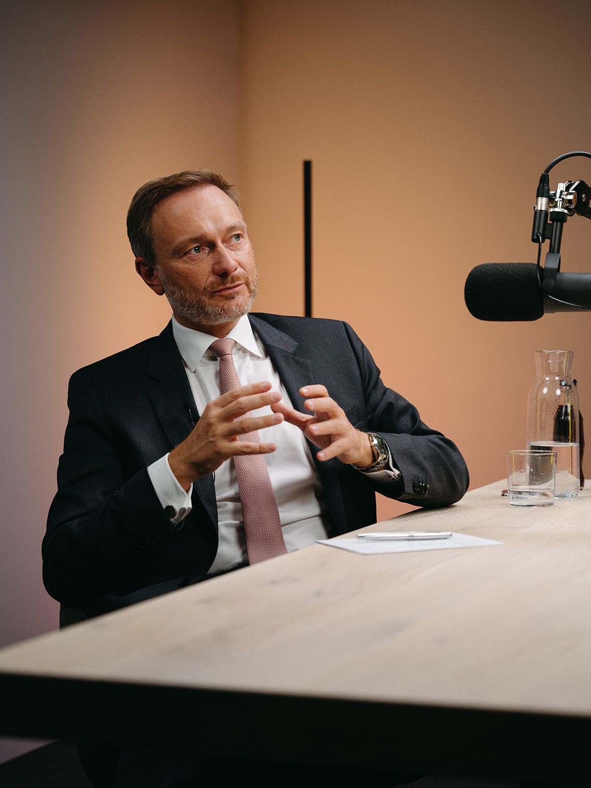 Eine Nahaufnahme von Christian Lindner, der während seines 'CL+' Podcasts leidenschaftlich einen Punkt erklärt. Das Bild demonstriert die hochwertige, intime Anmutung der Produktion von Visionary Berlin.