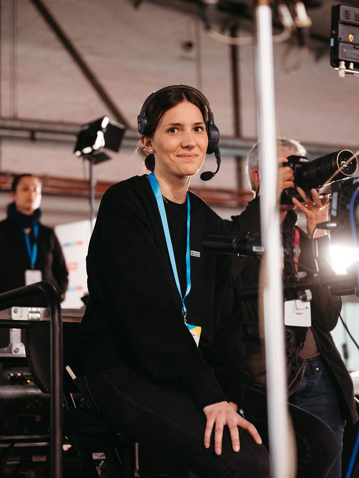 A member of the Visionary Berlin professional production crew on set at the FDP Bundesparteitag, highlighting the skilled team required for major live events.
