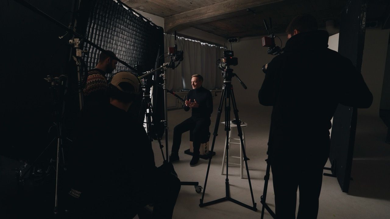 A wide view of the studio during the filming of the FDP's 'Alles lässt sich ändern' commercial, showcasing the professional lighting and camera arrangement used by Visionary Berlin.