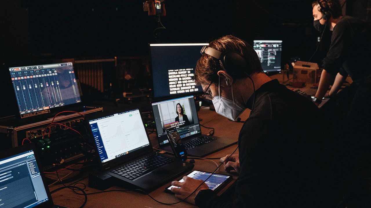Das zentrale Regiepult für das FDP-Event, an dem das Visionary Berlin Team mehrere Video-Feeds, Grafiken, zugeschaltete Teilnehmer und den Ton für die Live-Sendung steuert.