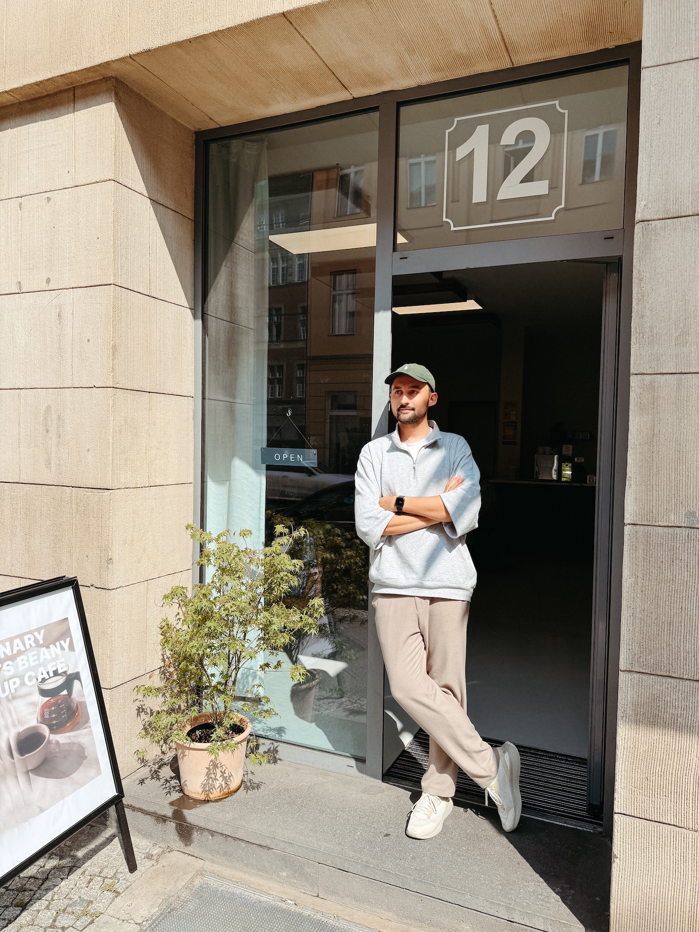 Ein Teammitglied am Eingang des Beany Pop-Up Cafés in der Reinhardtstr. 12. Visionary Berlin produzierte dieses reale Markenerlebnis, um sich mit der Kaffee-Community zu vernetzen.