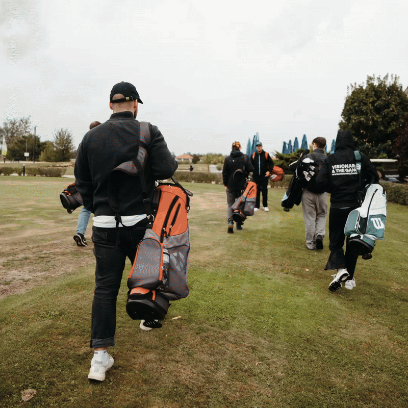 Das Team von Visionary Berlin auf dem Golfplatz während eines Firmenevents, ein Ausdruck unseres Fokus auf Strategie, Präzision und den Aufbau starker Beziehungen.
